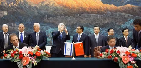 Thủ tướng Bẹnamin Netanyahu (giữa, trái) nói chuyện với Thủ tướng Trung Quốc Lý Khắc Cường (giữa, phải) trong buổi lễ ký kết hợp tác giữa Israel và Trung Quốc tại Đại Lễ đường Nhân dân ngày 8/5/2013 ở Bắc Kinh.