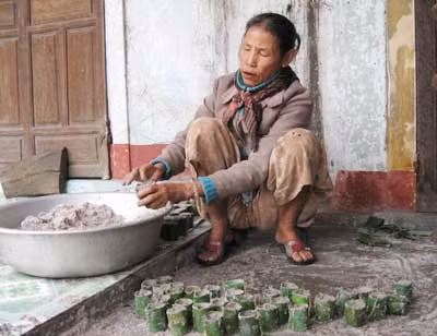 Nhiều người già trong thôn Xuân Thượng phải làm mọi việc, khi đau ốm không có ai đỡ đần.