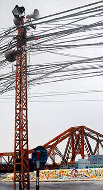 Dây điện và cầu Long Biên.