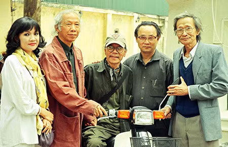 Thu Bồn bên cạnh người vợ cuối cùng Lý Bạch Huệ và bạn bè văn nghệ sĩ: NSND Doãn Hoàng Giang, nhà văn Ngô Thảo, nhà văn Nguyễn Xuân Khánh.