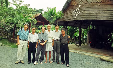 Thu Bồn (thứ 3 từ phải sang) và bạn bè văn nghệ trong một chuyến đi Tây Nguyên.