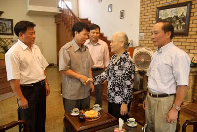 Thứ trưởng Bùi Văn Nam thăm gia đình các đồng chí cố lãnh đạo Bộ Công an ảnh 1