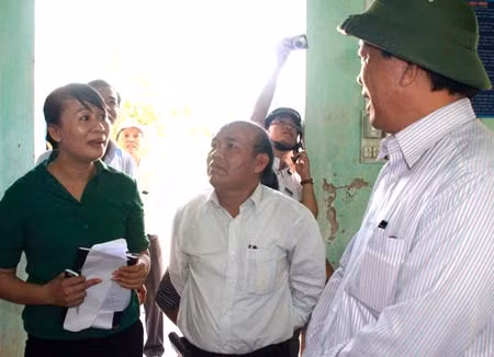 Ông Đinh Văn Thu, Phó Chủ tịch UBND tỉnh Quảng Nam (bên phải) cùng lãnh đạo huyện Bắc Trà My kiểm tra những ngôi nhà dân bị nứt do động đất.