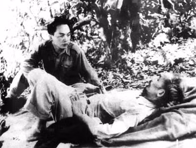 Phút giải lao của Bác Hồ và Đại tướng - Tổng Tư lệnh Võ Nguyên Giáp trong chiến dịch Biên giới (1950). Ảnh: Vũ Năng An.