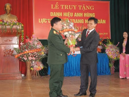 Lãnh đạo Ban Chỉ huy quân sự TP Vĩnh Yên tặng hoa chúc mừng cho đại diện gia đình ông Nguyễn Văn Bạch.