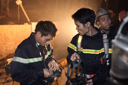 Các chiến sĩ khác thì chuẩn bị mặt nạ phòng độc để vào tầng hầm.