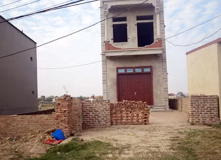 Nhà ông L. Bí thư Đảng ủy xã Xuân Giang xây trên ruộng.