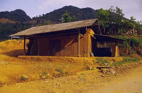 Nhiều ngôi nhà ở vùng nông thôn dùng tấm lợp có amiăng.