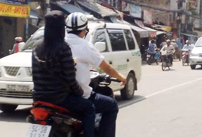 Học sinh vẫn "lách luật" đi xe máy đến trường ảnh 1