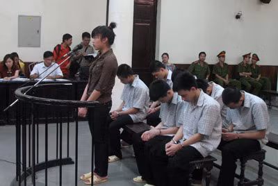 Cả 8 bị cáo đều cúi mặt trước tòa. My "sói" bị dẫn giải về trại giam.