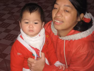 Chị bị bệnh thần kinh chậm phát triển nhưng biết chăm sóc em. Những nụ cười vô tư và hồn nhiên của các em bé trong phòng từ 2-3 tuổi.