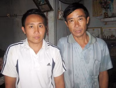 Ông Ngô Quyền: "Nếu không có những người như cha con thằng Tam, thằng Phương, thằng Điệp thì biết bao nhiêu bà con mất mạng vì lũ". Anh Lê Văn Điệp (người thứ 2 từ phải sang), sau lũ tiếp tục chở các nhà hảo tâm đi cứu trợ đồng bào. Cha con anh Ngô Văn Tam.