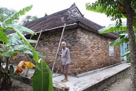 Một trong những căn nhà cổ đang chờ... sập ở làng cổ Phước Tích.
