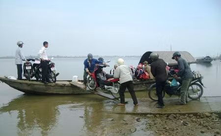 Mọi giao lưu với thế giới bên ngoài của người dân Hồng Lam đều phụ thuộc vào chiếc thuyền này.