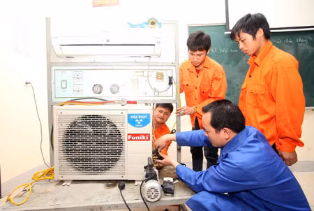 Đào tạo nghề cho công nhân đi xuất khẩu lao động. Ảnh minh hoạ.