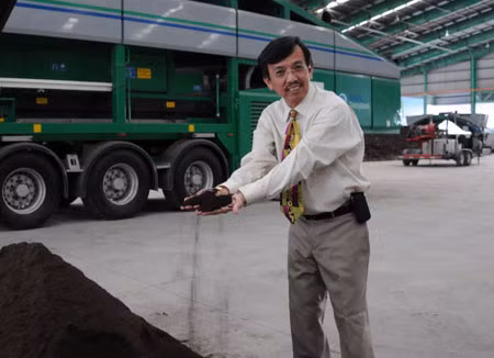 Ông David Dương, Tổng Giám đốc CWS, giới thiệu phân compost vừa được sản xuất thử nghiệm.