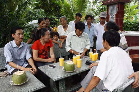 Hay tin chị Phượng về thăm nhà ở thị trấn Giồng Trôm, huyện Giồng Trôm, bà con đến chia sẻ với chị rất đông.