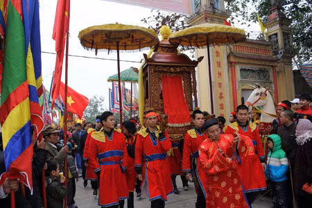 Lễ rước ở đình làng.