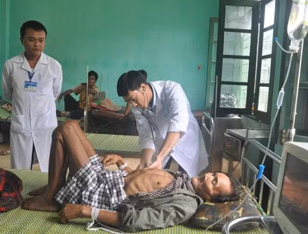 Ông Hồ Văn Thanh được các nhân viên y tế chăm sóc sức khỏe tại Trung tâm Y tế huyện Tây Trà.