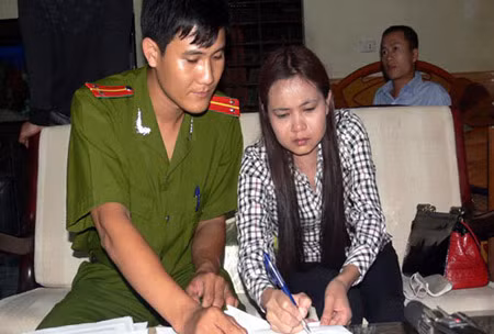 Nữ dược sỹ Lê Thị Tương bị bắt giữ.