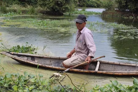 Người dân thôn Thượng An lo lắng khi cá ở đầm Bàu Sen chết do nước thải ra từ Nhà máy Tinh bột sắn Thừa Thiên-Huế.