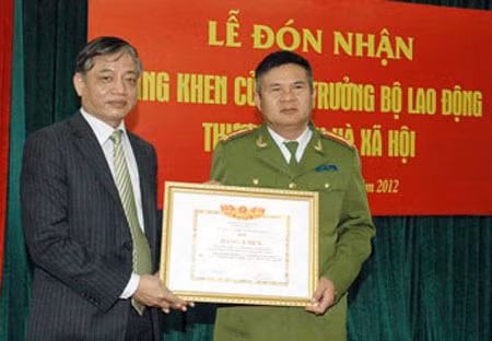 Cục trưởng Hồ Sỹ Tiến nhận Bằng khen.