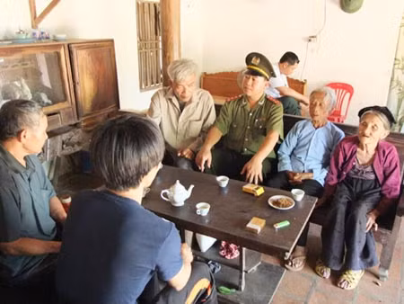 Cán bộ Công an Thanh Hóa thăm hỏi gia đình anh Trần Hữu Hiệp.