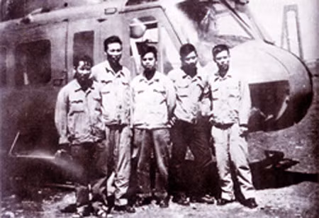 Ông Hồ Duy Hùng (ngồi giữa) gặp lại đồng đội cũ.
