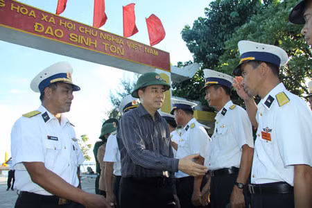 Đại diện đoàn công tác bắt tay các chiến sĩ trên đảo Sinh Tồn.