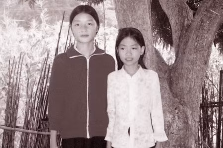 Từ bé, Hà đã có chiều cao vượt trội so với các bạn cùng tuổi. (trong ảnh, Hà ở bên trái).