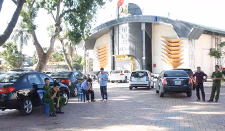 Vũ trường MOS Club.