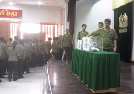 Cán bộ, chiến sĩ Tổng cục An ninh II quyên góp ủng hộ đồng bào miền Trung bị bão lụt.