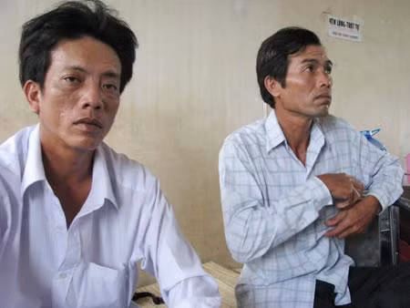 Anh Phan Tấn Tâm (áo trắng, bên trái) đã tỉnh lại và đang còn sốc với sự số đã xảy ra.
