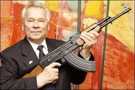 Mikhail Timofeevich Kalashnikov cha đẻ của súng AK-47.
