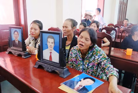 Người nhà các nạn nhân mang theo di ảnh người thân khóc nức nở khi nghe các bị cáo tường thuật lại sự việc.
