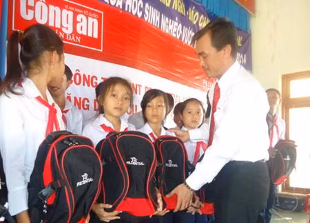 Đại diện đoàn công tác tặng quà cho học sinh nghèo vượt khó ở đảo Lý Sơn.
