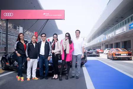 Các thành viên đoàn Việt Nam trên đường đua F1 Ấn Độ - Ảnh: Văn Dũng.