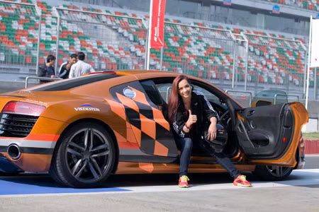 Và tạo dáng bên siêu xe Audi R8 V10 Coupe - Ảnh: Văn Dũng.