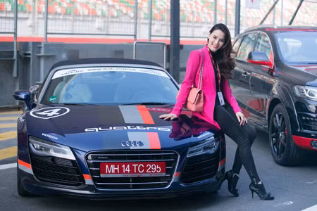 Trang Nhung điệu đà bên Audi R8 V10- Ảnh: Văn Dũng.