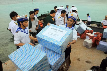 Chuyển quà Tết lên đảo.