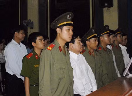Các bị cáo đang nghe tòa tuyên án.