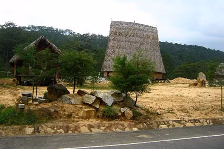 Nhà rông Đạ Sar.