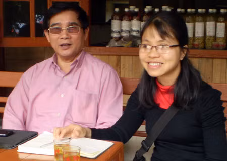 Trò chuyện với Anh hùng Lê Mã Lương tại Mường Phăng.