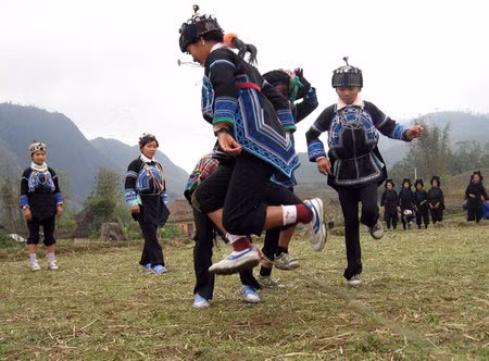 Người dân tộc mừng Tết.