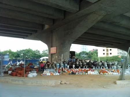Gốm sứ bày bán dưới gầm cầu vành đai 3.