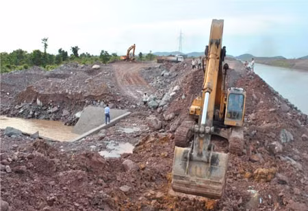 Đơn vị thi công đang huy động phương tiện khắc phục sự cố.