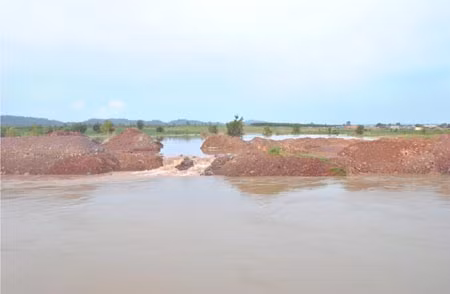 Một số hình ảnh tại hiện trường xảy ra vụ vỡ kênh dẫn dòng Nhà máy Thủy điện Sêrêpốk 4.