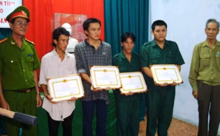 Công an thị xã Dĩ An khen thưởng những người bắt cướp giỏi ở phường Đông Hòa.