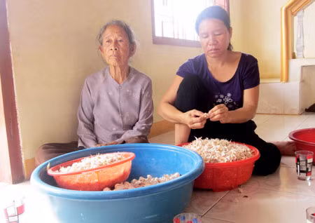 Chị Thương và mẹ chồng ngoài 80 tuổi.