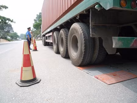 Xe siêu tải đang “băm” nát quốc lộ 70 ảnh 2